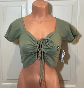 Aeropostale, Größe M, oliv, Rippstrick, Cropped-Top, mit Bindeband vorne. NEU. - Bild 1 von 12