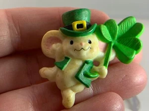 St.Patrick Mouse with High Top and Shamrock HALLMARK Vintage Resin Brooch V-7773 - Picture 1 of 3