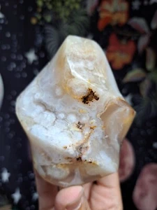 Blütenachat Flamme Kristall Schnitzerei 8,3cm 372g Reiki Heilung Kirschblütenform - Bild 1 von 12