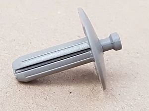 1 x Genuine GM Saab 900 (1994 - 1998) Expanding Rivet 4605481 - Picture 1 of 6