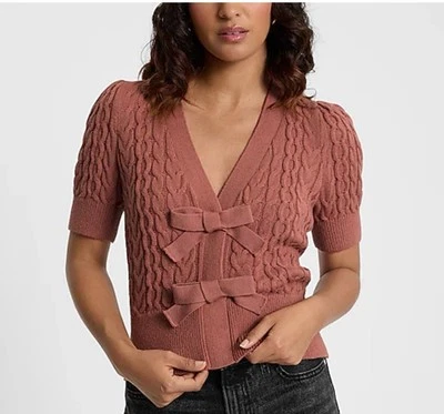 NUEVO EXPRESS Cárdigan Tejido con Cable Doble Lazo Manga Corta Talla XS ROSA PRECIO DE VENTA SUGERIDO POR EL FABRICANTE $88 Foto 1 de 4