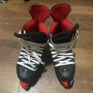 Bauer NS Lightspeed Pro II Eishockey Schlittschuhe Größe 6,5 schwarz/weiß mit Blade Cover - Bild 1 von 3