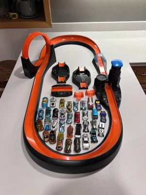 Hot Wheels ID Smart Track Starter Set Race Portal Bluetooth con 34 coches de identificación! Foto 1 de 4