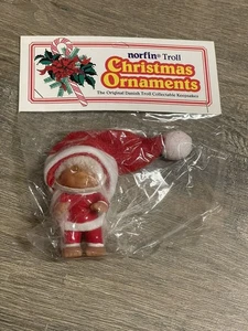 Troll Puppe 2 1/2" Dam Norfin Weihnachtsschmuck Weihnachtsmann weiße Haare braune Augen - Bild 1 von 4