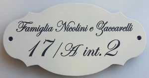 Targa in ceramica sagomata incisa con fori_colore bianco latte_13 x 7,5 cm - Imagen 1 de 3