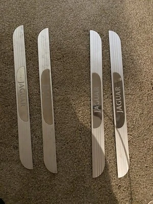 05-09 Jaguar XJ8 Vanden Plas X350 LWB porta piso placa arranhador conjunto de 4 fabricante de equipamento original - Imagem 1 de 3