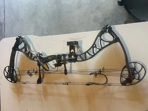 Diamond Bowtech Destroyer 350 Left Handedk Compound Bow Package - Picture 1 of 17