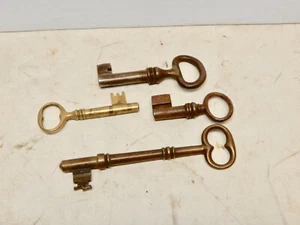 4 ANTIQUE KEYS NICE BRASS SKELETON - Picture 1 of 4