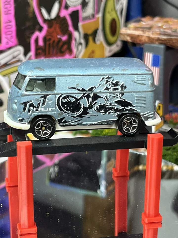 Furgoneta de reparto Volkswagen Matchbox años 60 VW Bus TNT azul diecast 1:64 usada excelente estado Foto 1 de 4