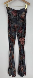 Pantalones acampanados Dolls Kills Current Mood Balcony Serenade. Mediano. Estampado floral de rosas - Imagen 1 de 4