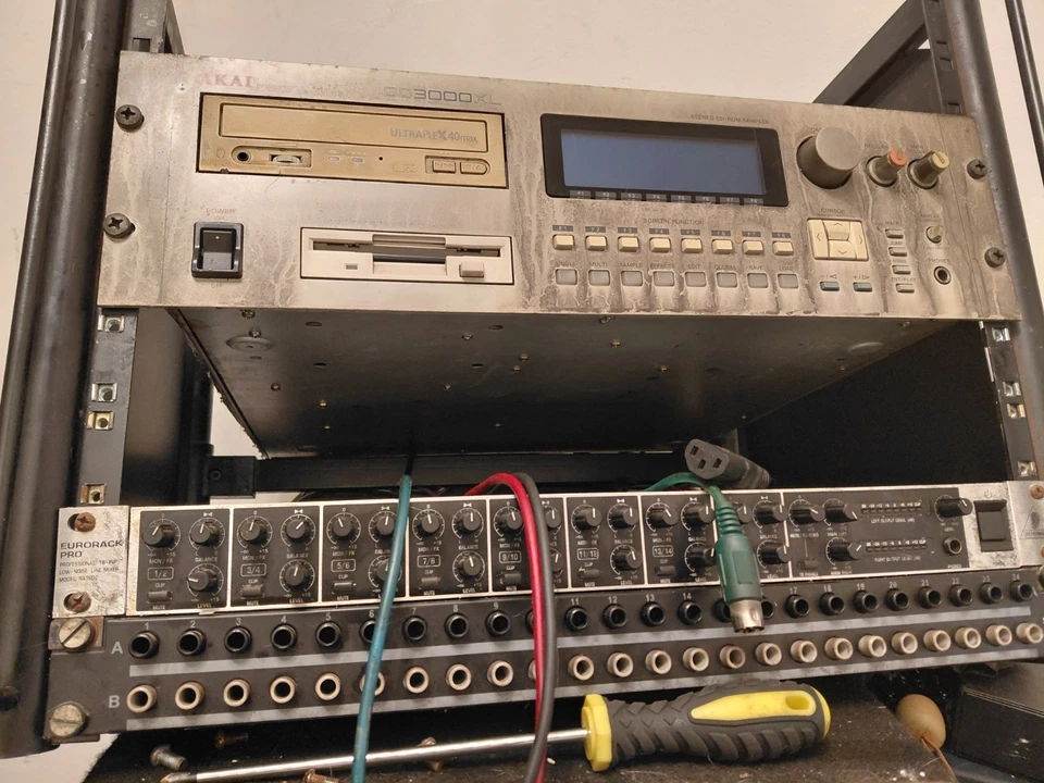 Akai Cd 3000 Xl + Behringher Eurorack Rx1602 - Immagine 1 di 1