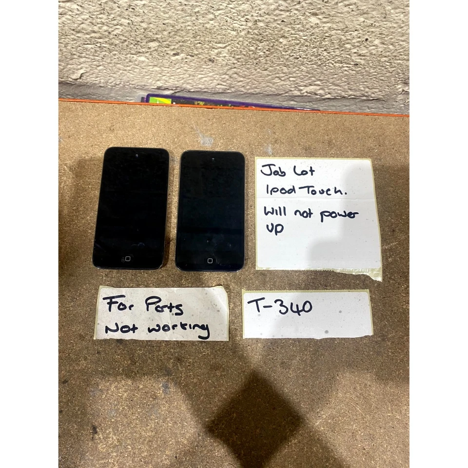 Lot 2 Apple iPod Touch (4th-Gen) A1367 MP3 Media Player (16GB, 32GB) - For Parts - Image 1 of 4