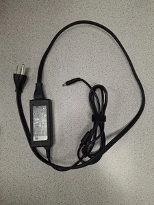 Genuine OEM Dell 45W AC Adapter Charger – 19.5V 2.31A – (DP/N 0KXTTW) - Picture 1 of 5