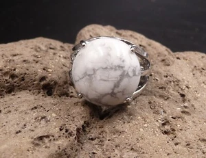 Bague ronde en Howlite Blanche du Brésil - Foto 1 di 1