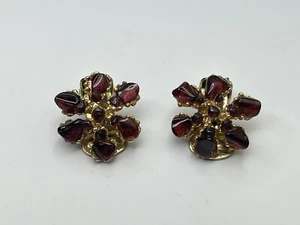 Clip On Earrings Snoboda Garnet Flower Red Stones Gold Tone Floral Vintage - Picture 1 of 6