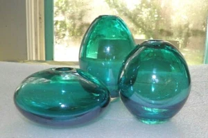 Juego de 3 jarrones pequeños de vidrio turquesa TORRE & TAGUS - Imagen 1 de 4