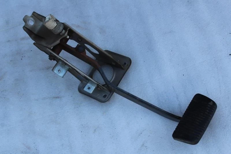 1991 1992 1993 1994 1995 1996 1997 TOYOTA LAND CRUISER PEDAL DE FRENO Foto 1 de 4
