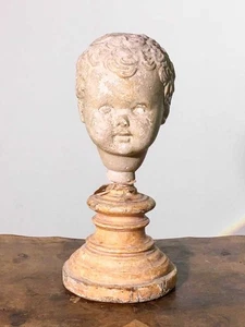 Scultura antica testa di putto in gesso su piedistallo - Foto 1 di 5