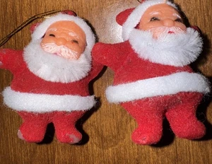 Vintage beflockt tanzender Weihnachtsmann Ornamente Stck 2 Japan 2 Zoll - Bild 1 von 7