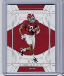 2022 National Treasures Collegiate Derrick Henry Base Argento #'ed 03/39 - Foto 1 di 1