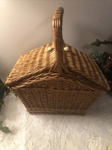 Pequeña cesta de costura de mimbre vintage/picnic con tapa desplegable perillas de estilo antiguo - Imagen 1 de 9