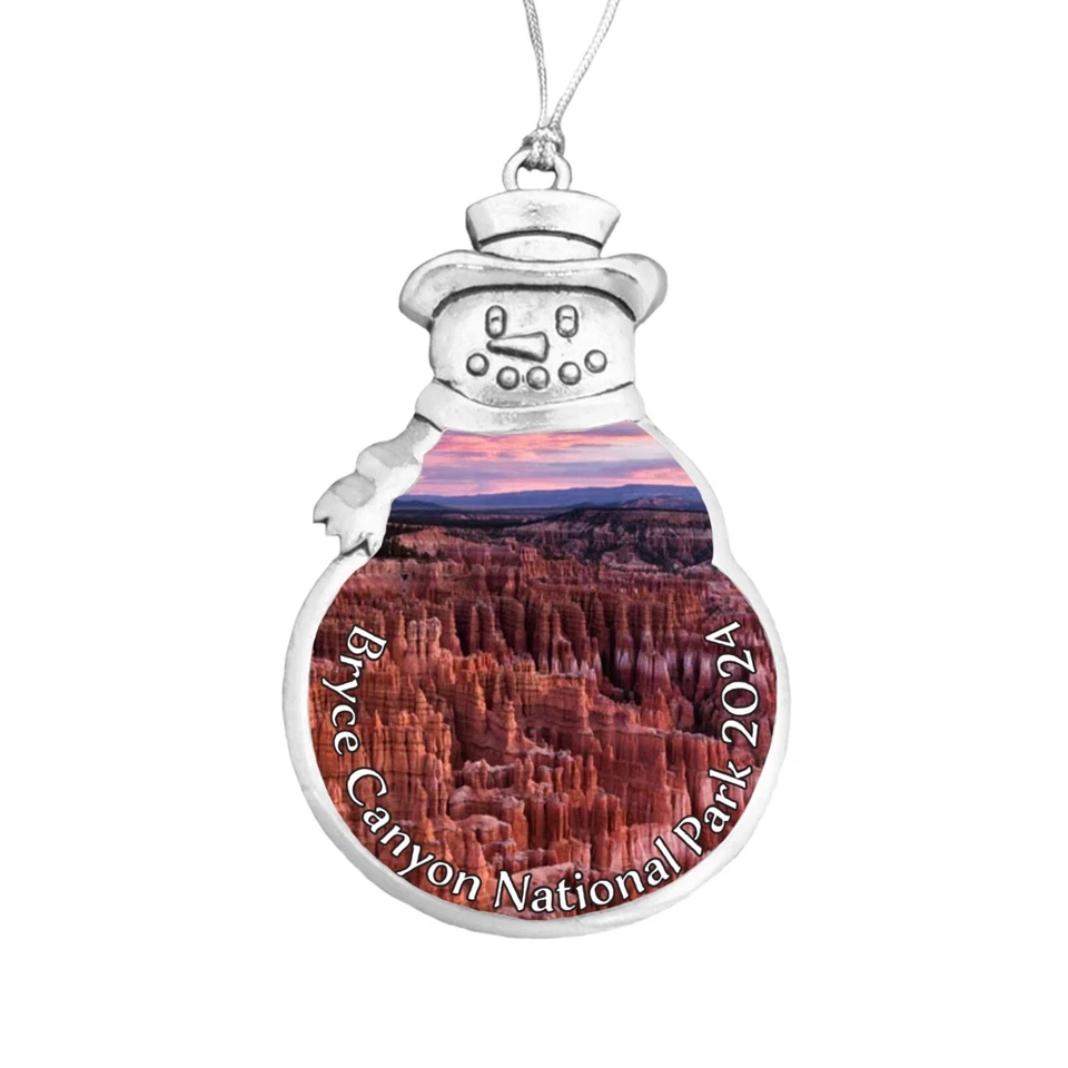 Bryce Canyon Parque Nacional Vacaciones 2024 Muñeco de Nieve Feliz Navidad Adorno Regalo Foto 1 de 1