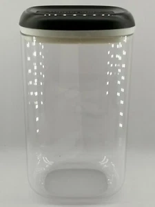 Tupperware. Cristalino tapa negra. Capacidad 1.3 L - Imagen 1 de 3