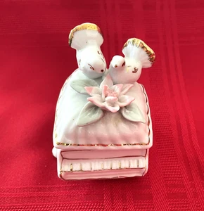 Mini palomas de cerámica vintage y flores piano baratija caja pedestal forrado como dorado - Imagen 1 de 12