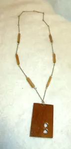 Vintage~Collana con Ciondolo in Legno~24,0"" Legno e Maglie Lunghe Oro~1970 - Foto 1 di 11