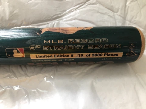 ICHIRO SUZUKI LTD ED COMMEMORATIVE BAT for 9th straight seasons of 200 hits Cover