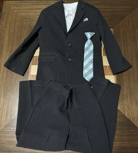Arrow Jungen 4-teiliges formelles schwarzes Nadelstreifen Anzug/Hose Set Größe 6/7. - Bild 1 von 10