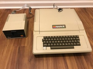 Only owner great condition. Vintage Apple II+ Computer A2S1016 w/ Disk Drive