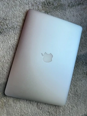 2017 Apple MacBook Air 13.3" i5 1.8GHz 8GB RAM 128GB prata A1466 - Imagem 1 de 4