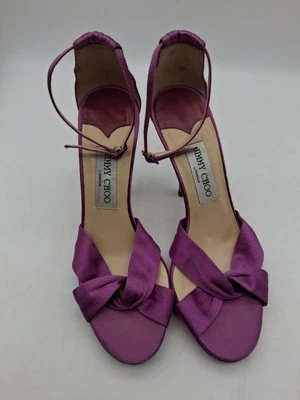 Sandalias Jimmy Choo púrpura satinado hebilla talla 38 EE. UU. 7,5 tacón de bomba Foto 1 de 4