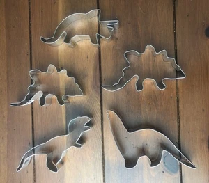 NUEVO Juego de 5 cortadores de galletas de dinosaurio hechos en EE. UU. moldes de metal golosinas de fiesta T-Rex divertido - Imagen 1 de 10