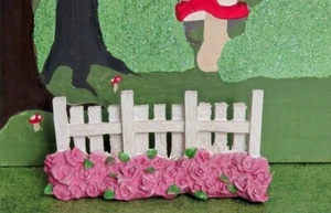 Miniatur Feengarten weiß Zaun mit rosa Rosenbeet Harz Fee Wichtel Troll NEU - Bild 1 von 6