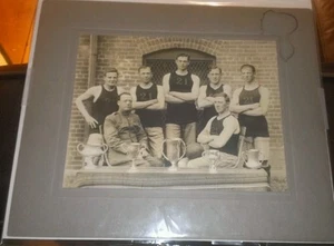 Foto del gabinete del campeonato del equipo de baloncesto militar de principios de 1900 con trofeos - Imagen 1 de 3
