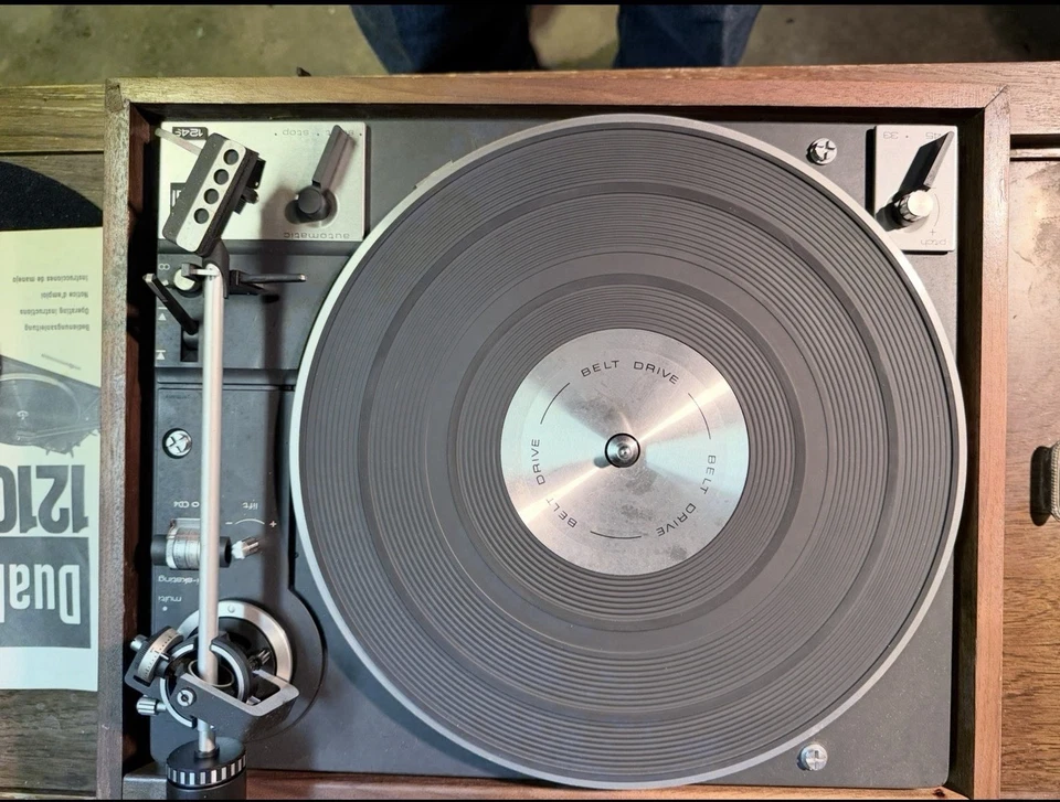 Tocadiscos Dual 1210 no funciona gira bien. Tiene alimentación no se enciende tiene manual Foto 1 de 4