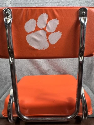 复古 Clemson Tigers 折叠体育场座椅橙色乙烯基靠垫和白色爪子 — 第 1/4 张图片
