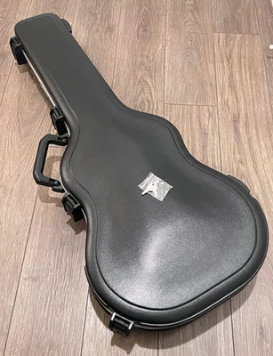 Estuche rígido para guitarra acústica SKB negro con clip TSA 002 con teclas Foto 1 de 4