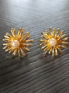 ELEGANT JOAN RIVERS GOLDEN METAL FLOWER WITH FAUX PEARL CLIP ON EARRINGS - Imagen 1 de 5