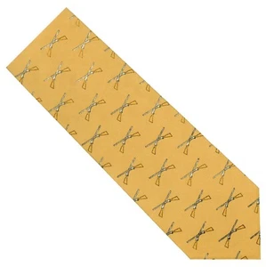 THE TIE STUDIO - Corbata novedosa de lujo con rifles cruzados sobre mostaza - Imagen 1 de 2