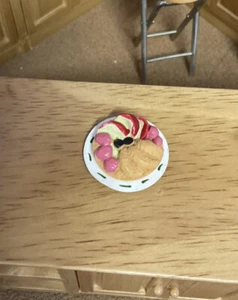 1:12 Puppenstube Miniatur Dessert Puddingtarte auf Teller - Bild 1 von 3