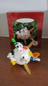 HALLMARK RECUERDO 1997 GOOFY'S SKI ADVENTURE Mickey & Co. adorno de Navidad ~ Nuevo en caja - Imagen 1 de 7