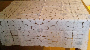 ATEMBERAUBENDE HANDBESTICKTE BAUMWOLLTISCHDECKE mit Cutwork - Bild 1 von 10