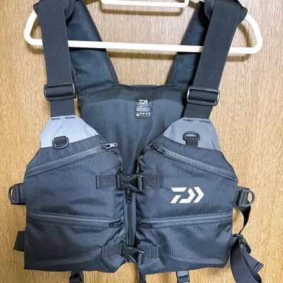 Жилет тактический игровой рыболовный Daiwa черный неиспользованный, прикрепляемые карманы, бесплатный размер - Изображение 1 из 4