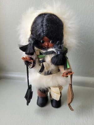 Muñeca india nativa americana Carlson de colección con etiqueta, ojos dormidos, traje de cuero Foto 1 de 4