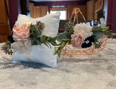 Almohada portadora de canasta y anillo de oro rosa con flores para niña Foto 1 de 4