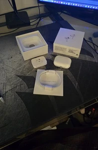 Apple AirPods Pro 2ème génération avec étui de charge sans fil MagSafe. - Photo 1 sur 3