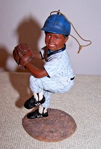 Niño de béisbol jugador resina adorno de Navidad vacaciones deportivas - nuevo sin caja - Imagen 1 de 2